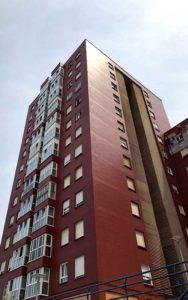Pintura de fachadas mediante trabajos verticales en Santander