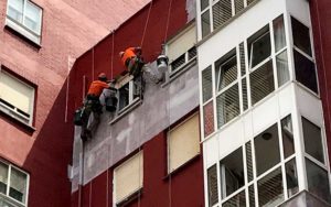 Rehabilitación de fachadas mediante trabajos verticales en Cantabria